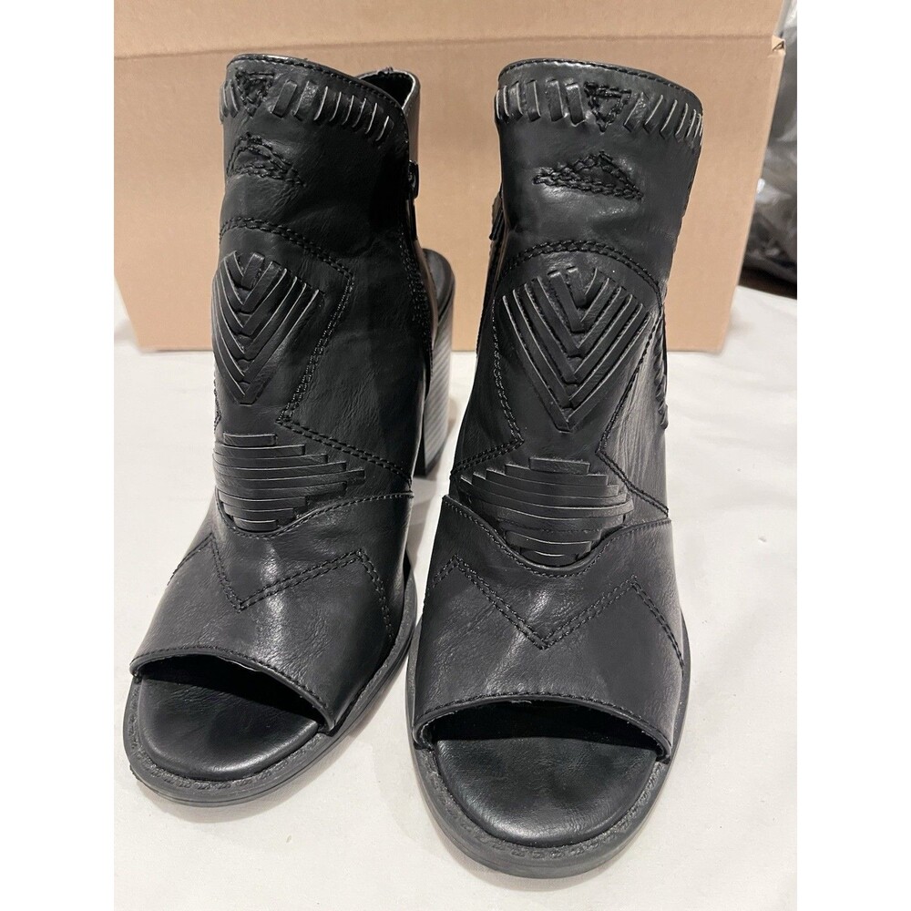 David Aaron women’s black ankle booties in size 8